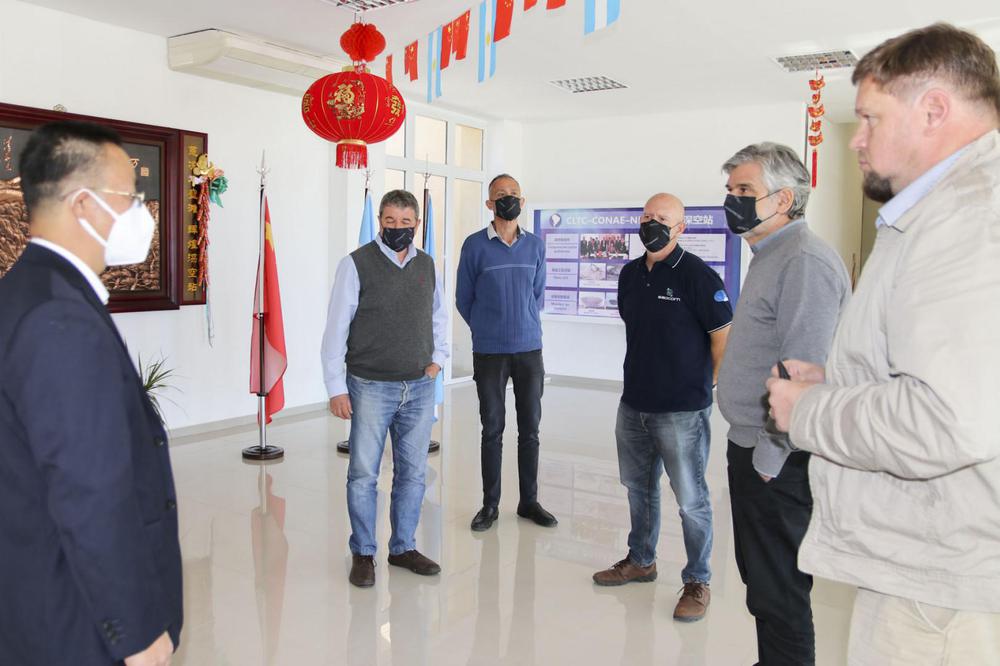 filmus_visito_la_estacion_de_espacio_profundo_de_la_cltc-conae-neuquen_1recorrida