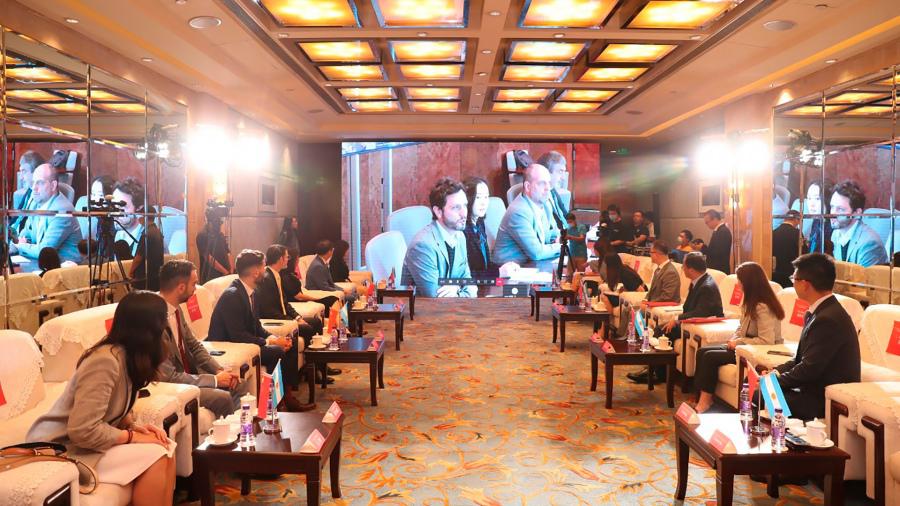 Una empresa china acordó invertir junto a YPF en exploración e industrialización de litio. (Foto: Prensa Embajada)