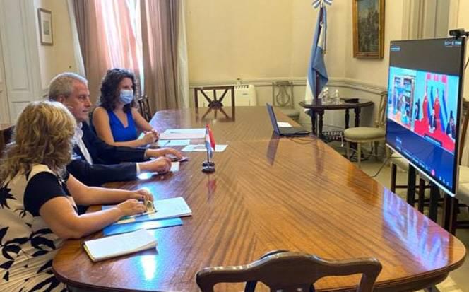 Zou Xiaoli y Jaime Perczyk