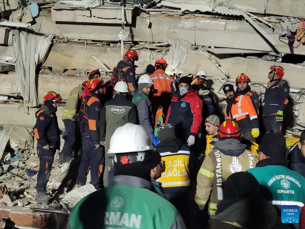 Equipos de rescate trabajan para rescatar sobrvivientes en Turquía. (Foto: Xinhua)