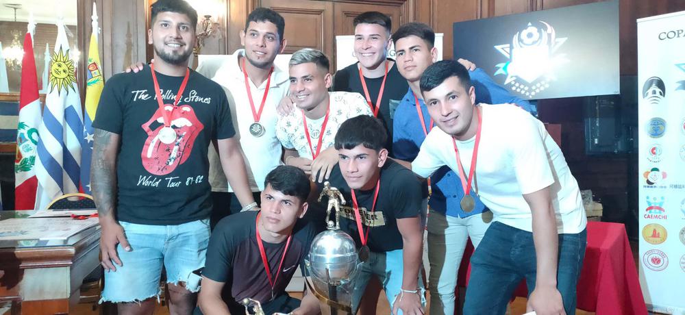 Ceremonia de entrega de premios de la Liga de Fútbol "Copa Migrantes Unidos" (Foto: argchina.com)