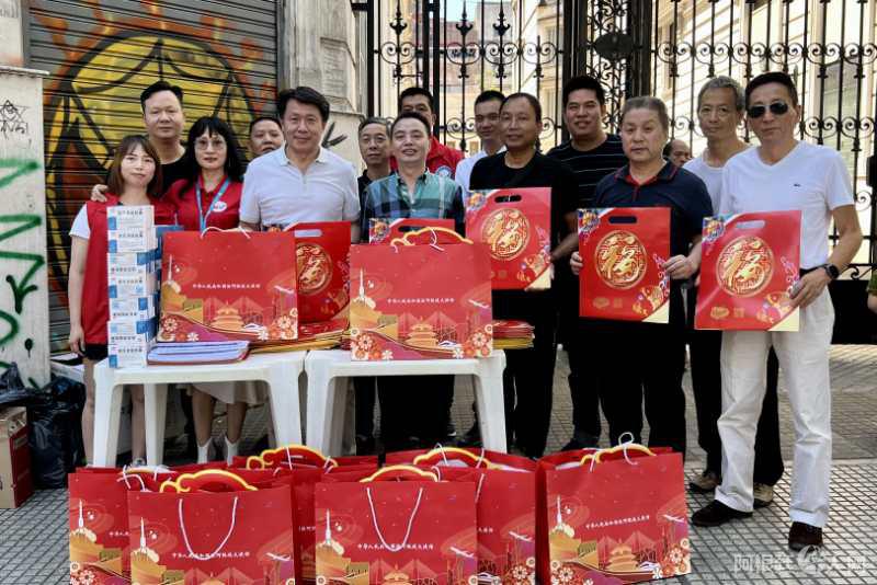Asociaciones chinas en Argentina distribuyen regalos por el Festival de Primavera. (Foto: Argchina.com)
