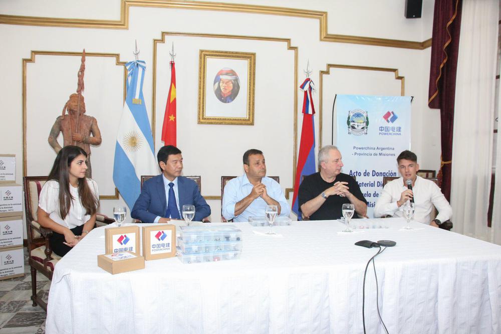 La empresa Powerchina donó kits de robótica escuelas en Misiones. (Foto: Prensa Misiones)