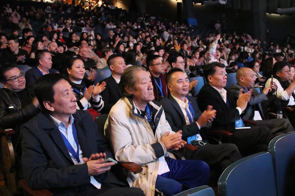 El concurso de canto en idioma chino “Copa Cubo de Agua” convocó a cientos de personas en en Belgrano. (Foto: argchina.com)