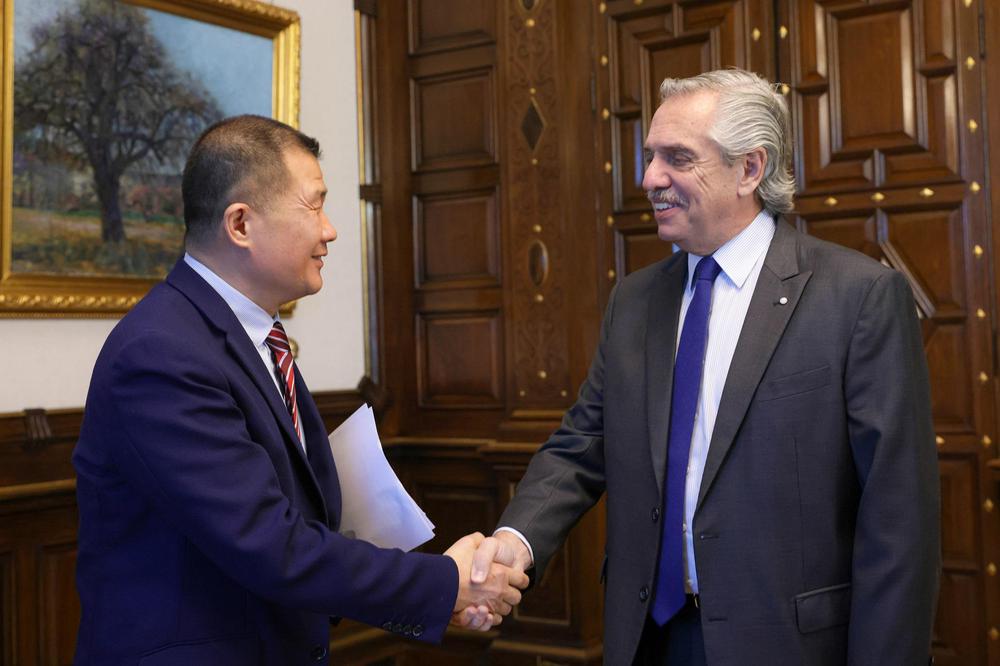 Alberto Fernández se reunió con las autoridades de la empresa china Wuhan Yangluo Port. (Foto: Prensa Casa Rosada)