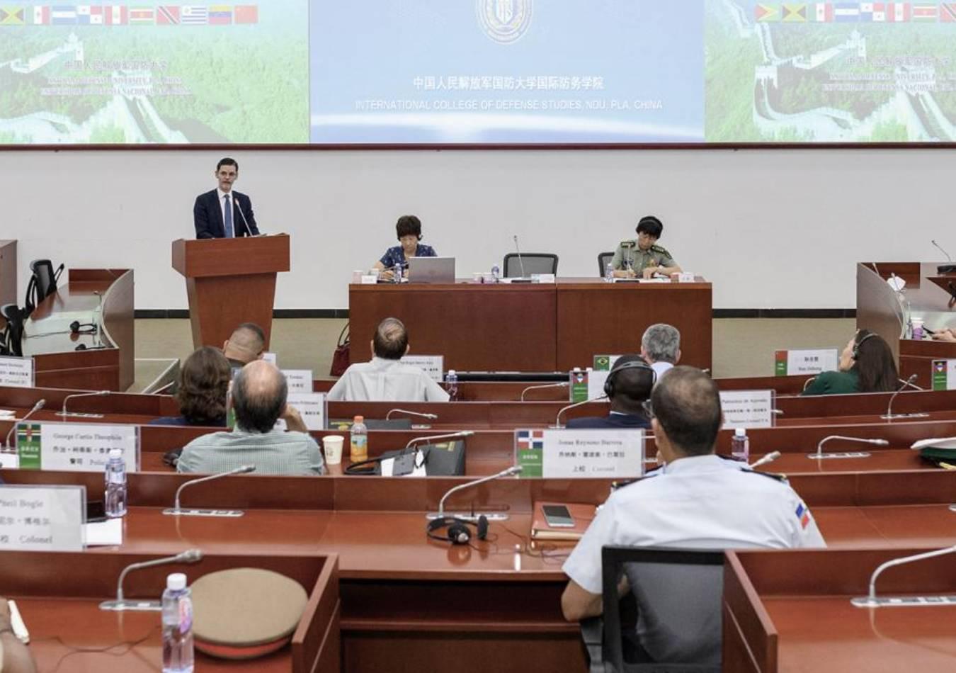 El embajador argentino en Beijing recibió el título de profesor honorario de la Universidad de la Defensa de China. (Foto: Prensa embajada)