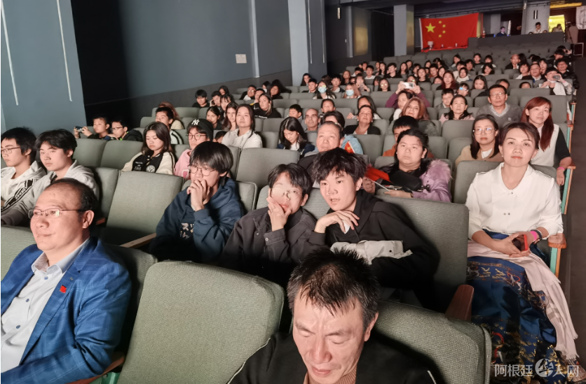 “Copa Cubo de Agua”: comenzó el concurso de canto en chino en el Teatro Astros “Copa Cubo de Agua”: comenzó el concurso de canto en chino en el Teatro Astros