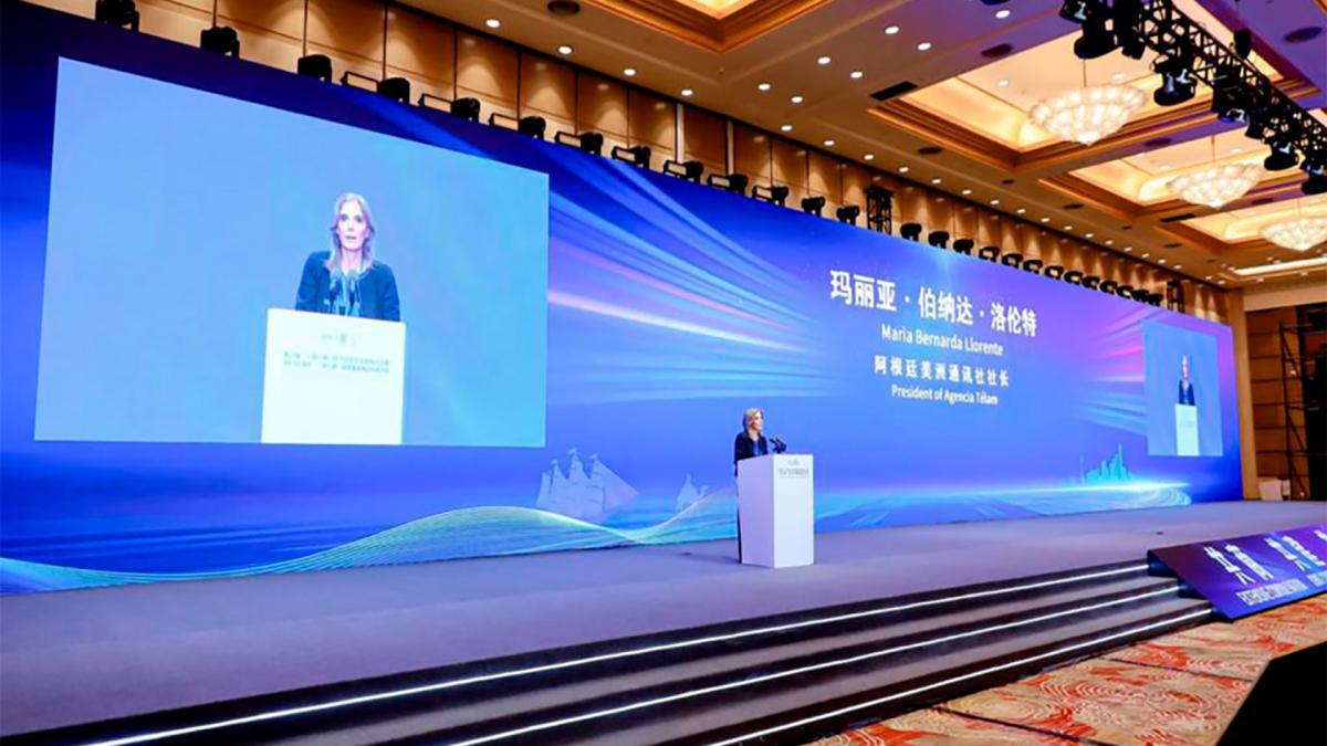 La presidenta de la agencia Télam, Bernarda Llorente, en la Conferencia de la Asociación de Información Económica en Shanghái.. (Foto: Télam)