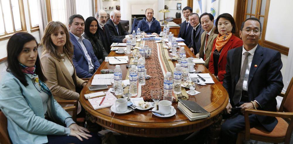 El gobernador de Neuquén se reunió con representantes de empresas mineras de China (Foto: neuqueninforma.gob.ar)