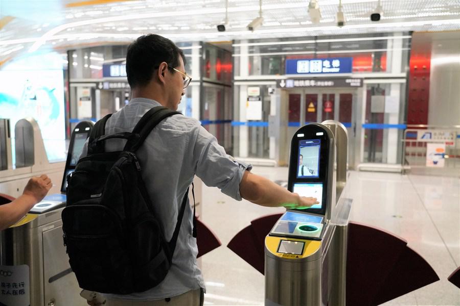 Sin tarjeta ni QR: el metro de Beijing ya se puede pagar con la palma de la mano. (Foto: Xinhua)