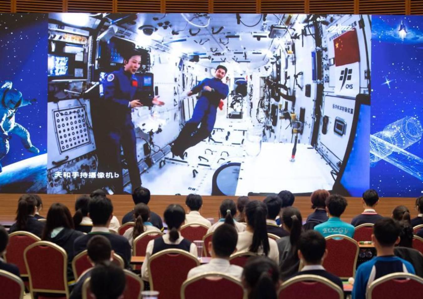 Astronautas dan clases desde el espacio - Xinhua (1)