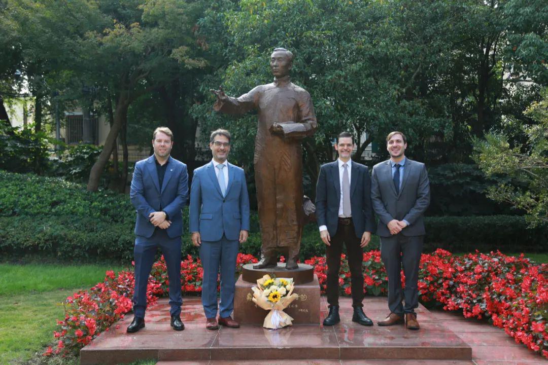 Sabino Vaca Narvaja en la Universidad de Fudan (Foto: mp.weixin.qq.com/)