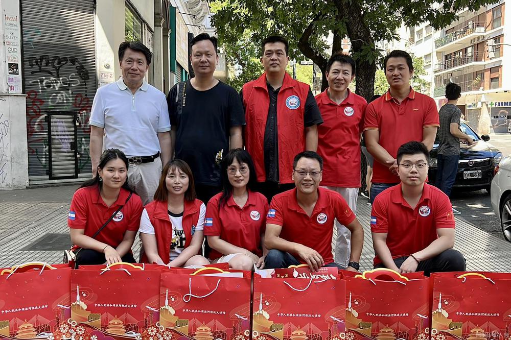 Asociaciones chinas en Argentina distribuyen regalos por el Festival de Primavera. (Foto: Argchina.com)