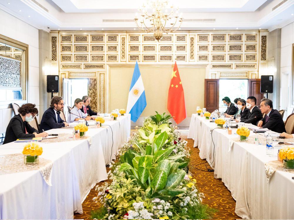 Santiago Cafiero y Wang Yi