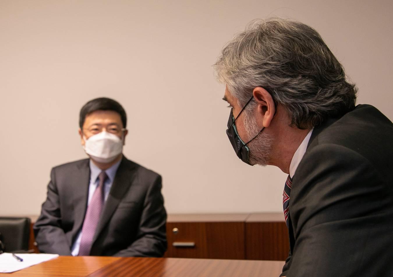 Zou Xiaoli y Daniel Filmus. (Foto: Twitter/@DanielFilmus)