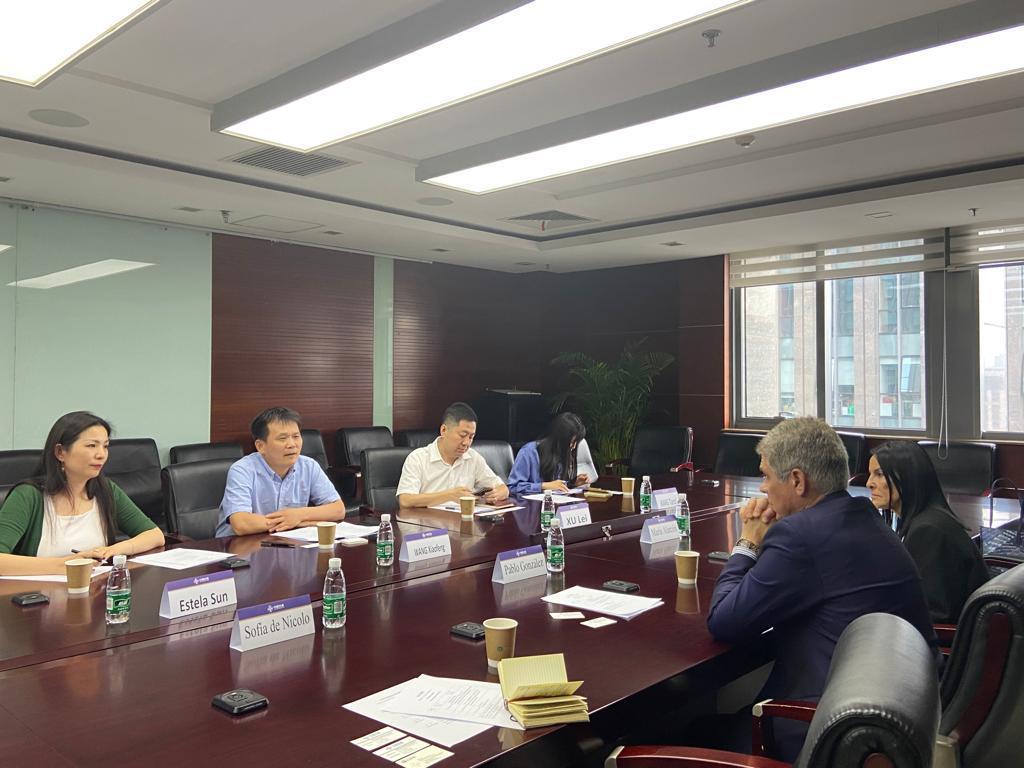El presidente de YPF se reunió con autoridades de la compañía China Communications Construction. (Foto: twitter.com/YPFoficial)
