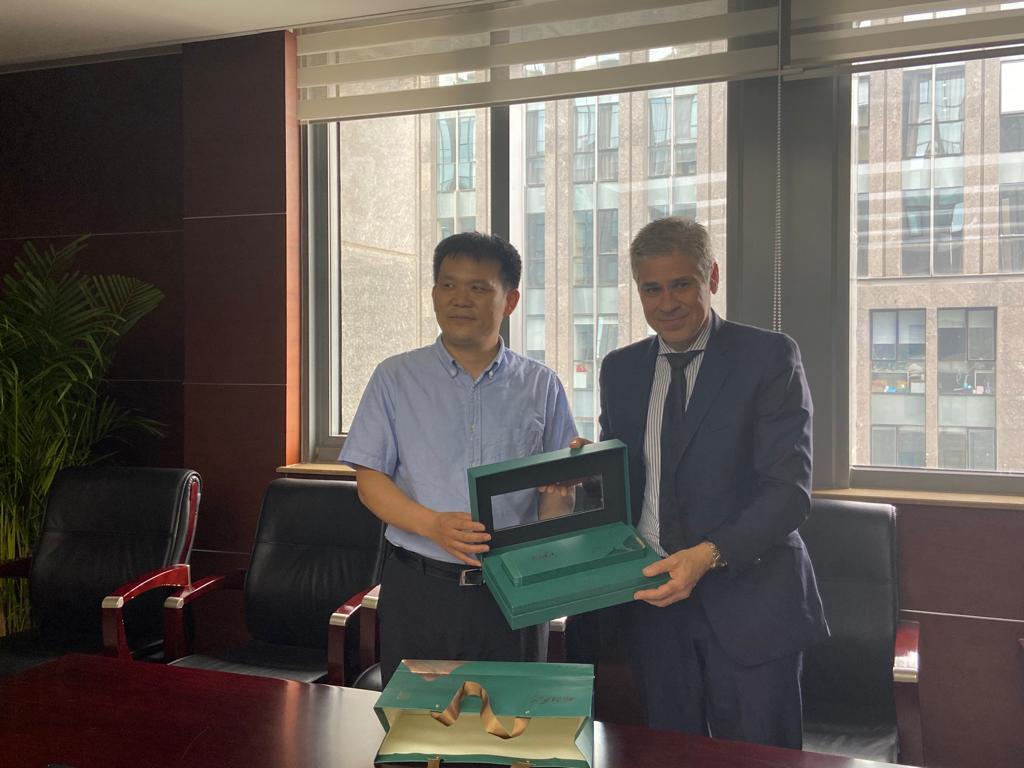 El presidente de YPF se reunió con autoridades de la compañía China Communications Construction. (Foto: twitter.com/YPFoficial)