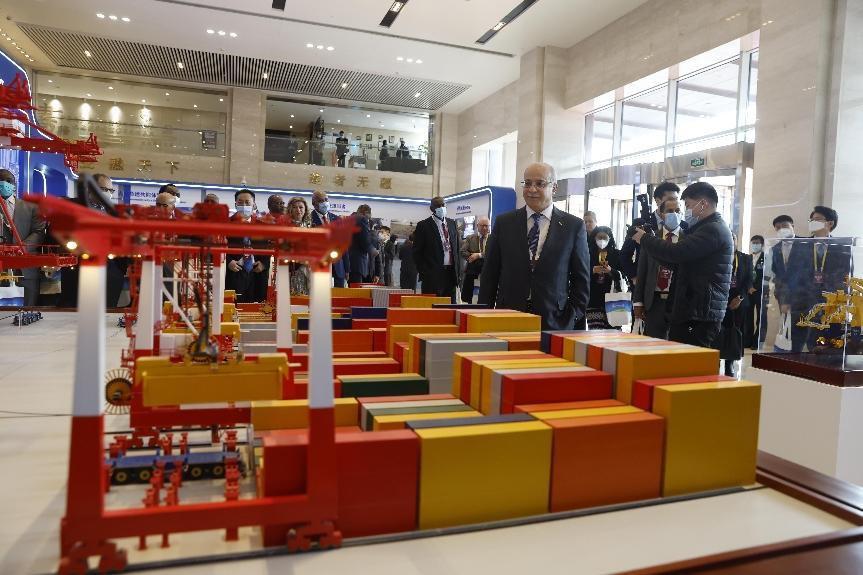 Enviados diplomáticos extranjeros visitaron la Compañía de Construcción de Comunicaciones de China. (People's Daily/Li Xiao)