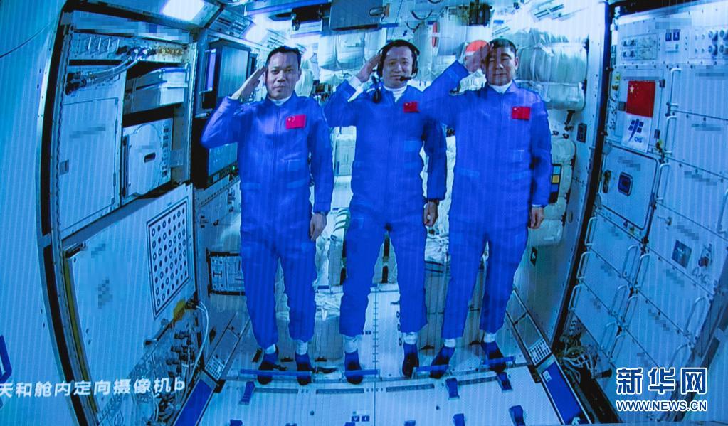 Astronautas en la estacion espacial News.cn