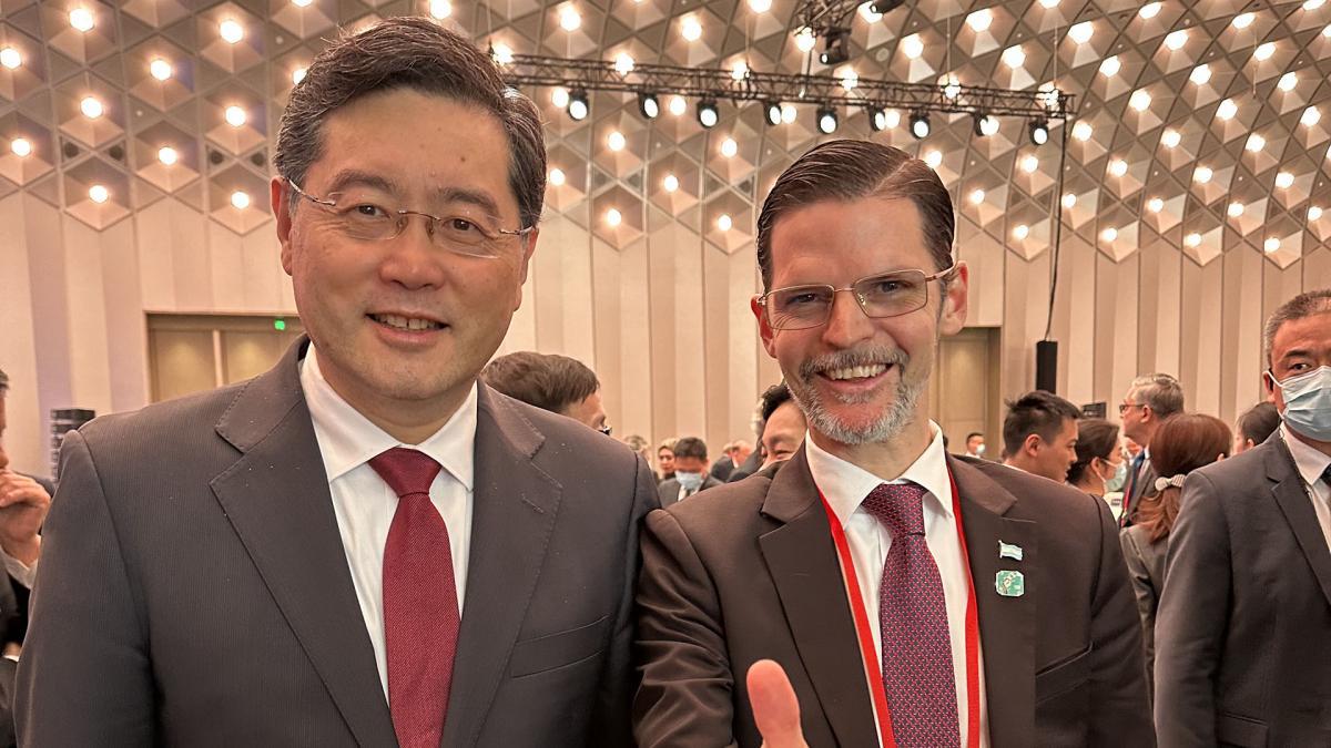 Vaca Narvaja y Quin Gang. (Foto: Prensa Embajada)