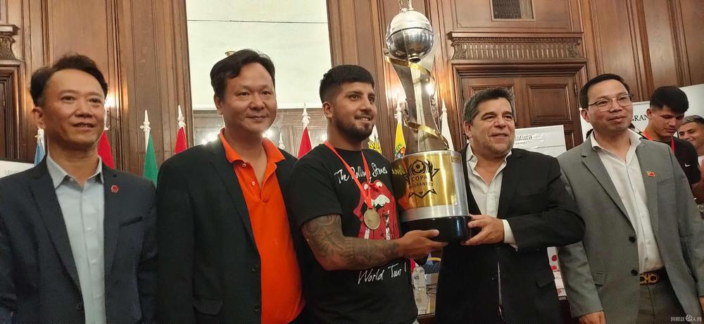 Ceremonia de entrega de premios de la Liga de Fútbol "Copa Migrantes Unidos" (Foto: argchina.com)