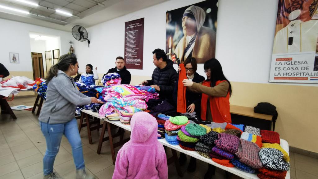 Asociaciones chinas donan ropa de invierno a la comunidad venezolana. (Foto: Argchina.com) 