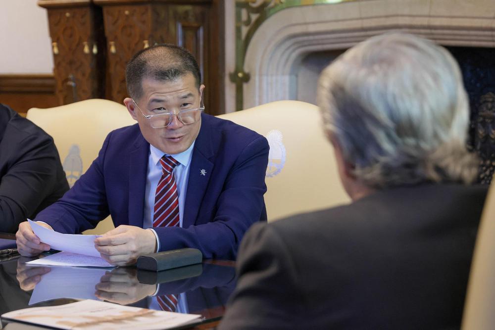 Alberto Fernández se reunió con las autoridades de la empresa china Wuhan Yangluo Port. (Foto: Prensa Casa Rosada)