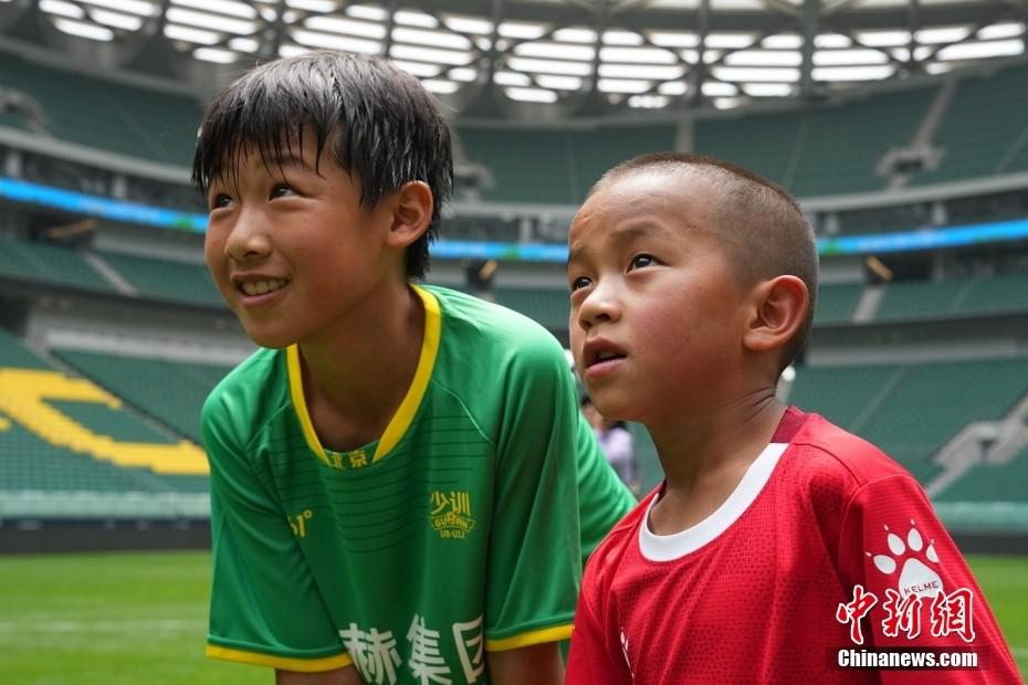 Niños tibetanos viajaron a Beijing y fueron homenajeados en el Estadio de los Trabajadores. (Foto: China News)