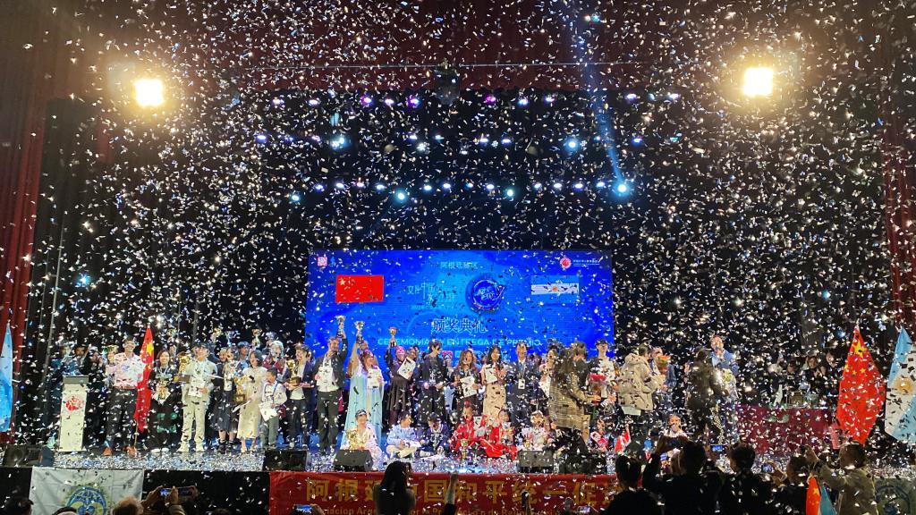 El concurso de canto en idioma chino “Copa Cubo de Agua” convocó a cientos de personas en en Belgrano. (Foto: argchina.com)