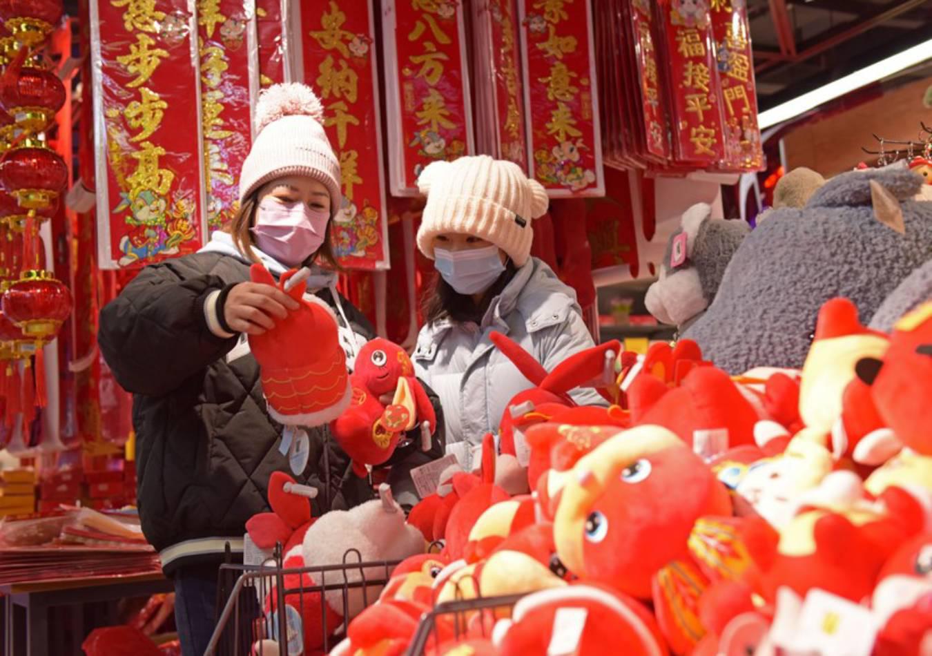 Compras y regalos por Año Nuevo. (Foto: Xinhua= Compras y regalos por Año Nuevo. (Foto: Xinhua=