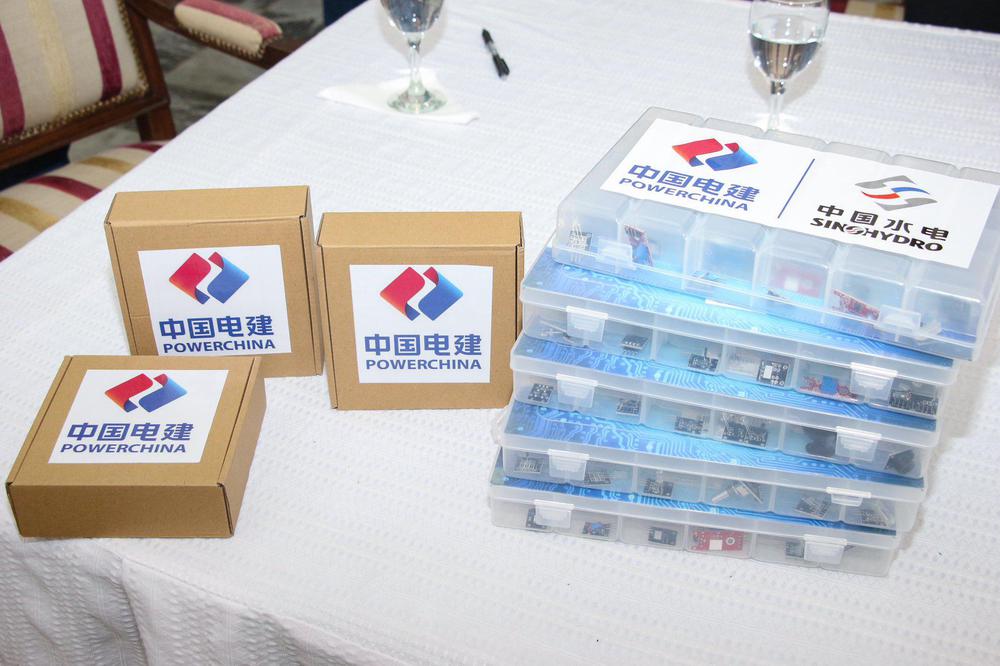 La empresa Powerchina donó kits de robótica escuelas en Misiones. (Foto: Prensa Misiones)