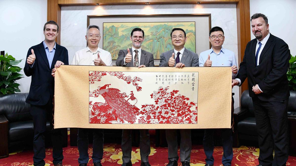 El embajador argentino en Beijing recibió el título de profesor honorario de la Universidad de la Defensa de China. (Foto: Prensa embajada)
