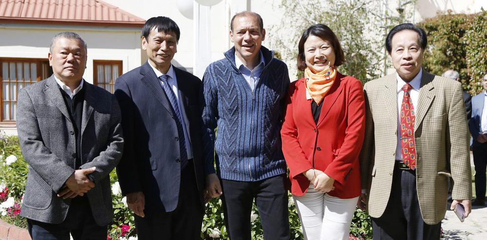 El gobernador de Neuquén se reunió con representantes de empresas mineras de China (Foto: neuqueninforma.gob.ar)