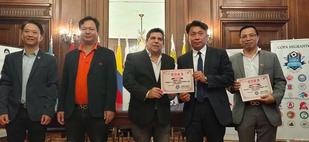 Ceremonia de entrega de premios de la Liga de Fútbol "Copa Migrantes Unidos" (Foto: argchina.com)