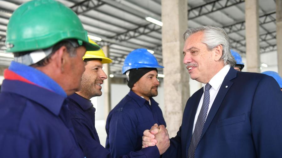 Alberto Fernández visitó una planta de baterías de litio con tecnología china en La Plata (Foto: Presidencia)