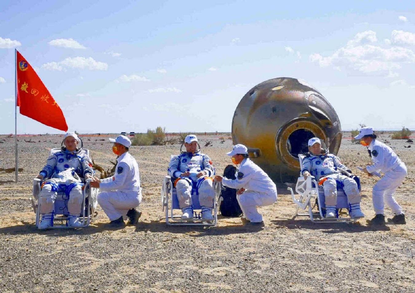 El regreso de los tres astronautas - Yang Ying - For chinadaily.com.cn