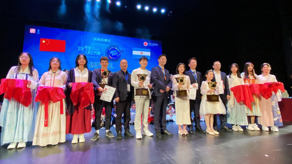 El concurso de canto en idioma chino “Copa Cubo de Agua” convocó a cientos de personas en en Belgrano. (Foto: argchina.com)