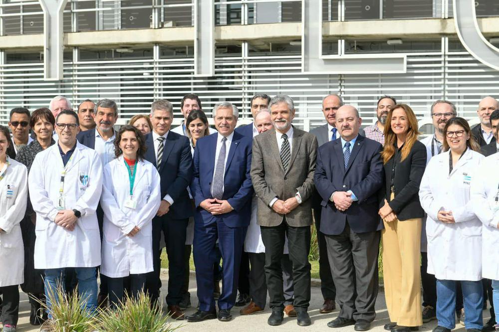 Alberto Fernández visitó una planta de baterías de litio con tecnología china en La Plata (Foto: Presidencia)