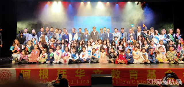 “Copa Cubo de Agua”: comenzó el concurso de canto en chino en el Teatro Astros “Copa Cubo de Agua”: comenzó el concurso de canto en chino en el Teatro Astros