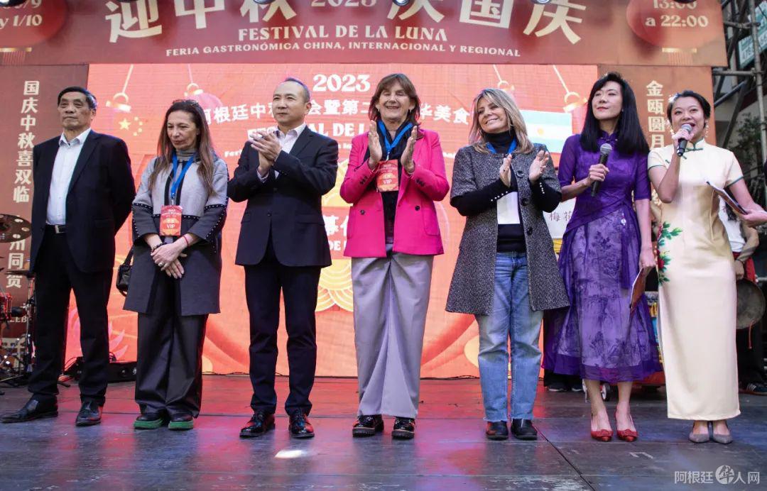 El embajador Wang Wei estuvo presente en el Festival de la Luna y recorrió locales. (Foto: argchina) 