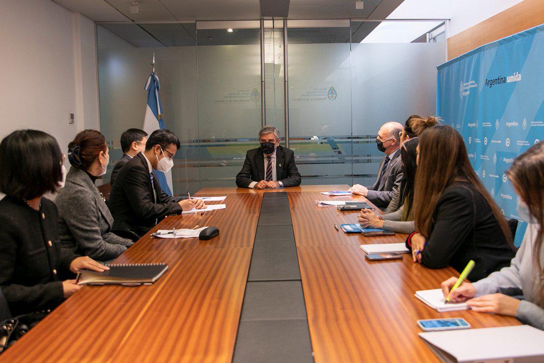 Zou Xiaoli y Daniel Filmus. (Foto: Twitter/@DanielFilmus)