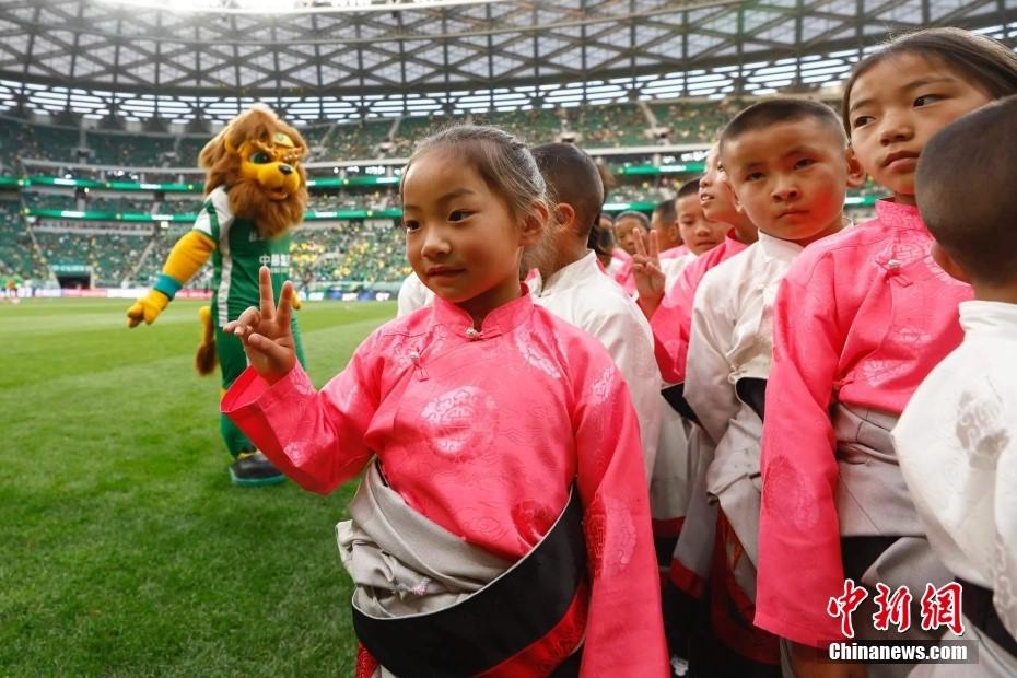 Niños tibetanos viajaron a Beijing y fueron homenajeados en el Estadio de los Trabajadores. (Foto: China News)