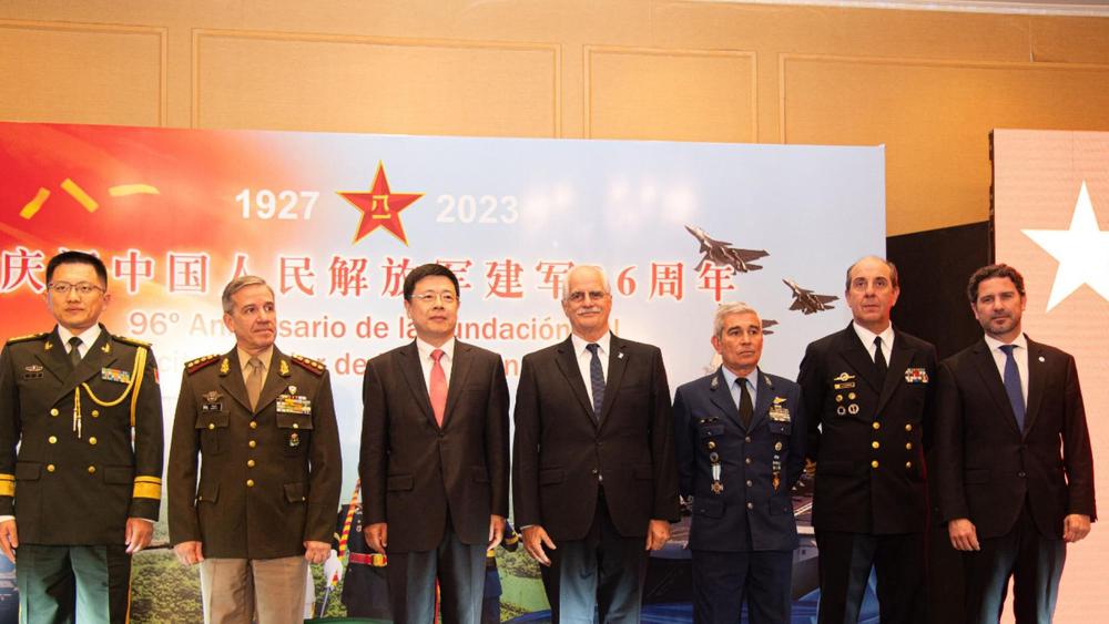 Celebraron un acto en Buenos Aires por el 96° aniversario de la fundación del Ejército Popular de Liberación. (Foto: Prensa)