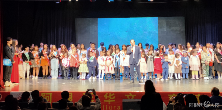 “Copa Cubo de Agua”: comenzó el concurso de canto en chino en el Teatro Astros “Copa Cubo de Agua”: comenzó el concurso de canto en chino en el Teatro Astros