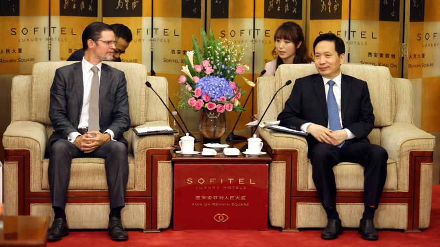 Sabino Vaca Narvaja y el gobernador de Shaanxi. (Foto: Prensa Embajada)