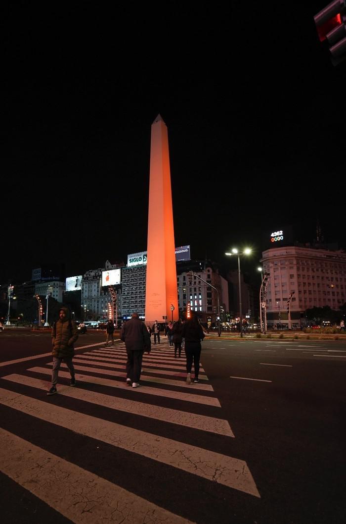 Obelisco iluminado año nuevo chino
