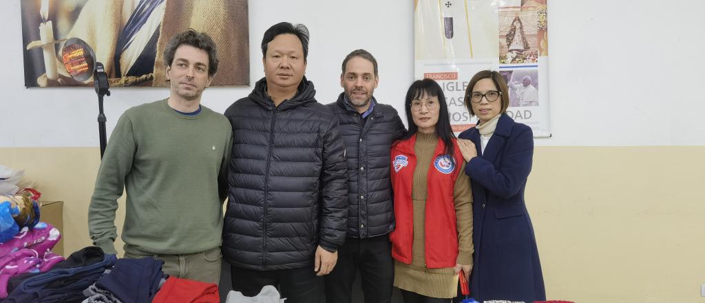 Asociaciones chinas donan ropa de invierno a la comunidad venezolana. (Foto: Argchina.com)