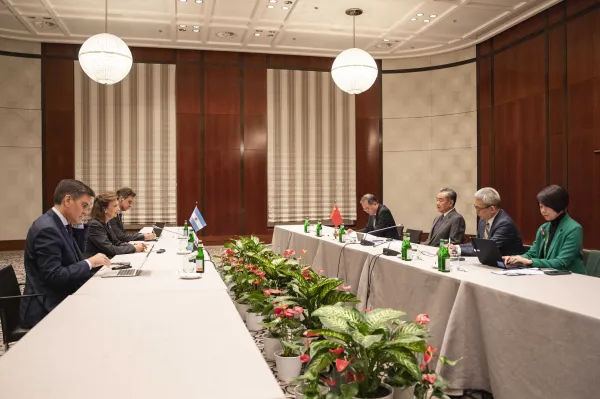 Diana Mondino y Wang Yi (Foto: Embajada China en Argentina) 