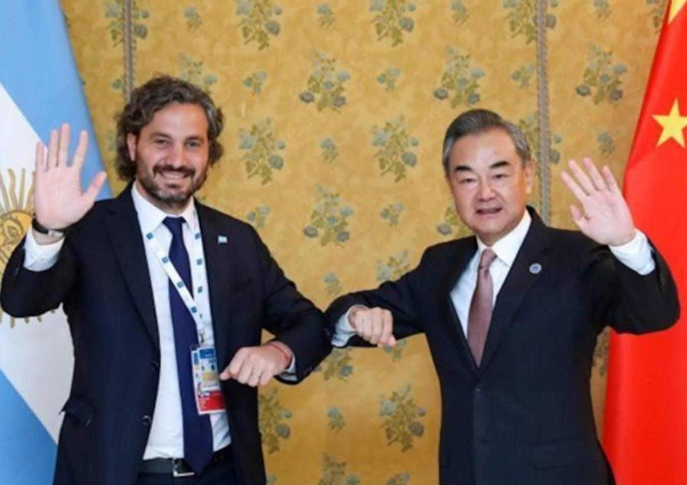 Santiago Cafiero junto a Wang-Yi, ministro de Relaciones Exteriores de China. Xinhua