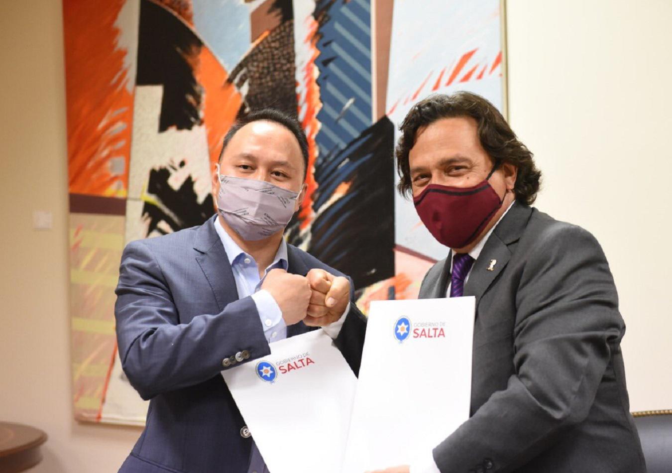 Gustavo Sáez con Jason Luo